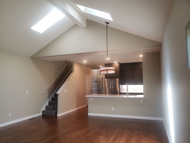 Building Photo - Wonderful John's Landing Updated Townhouse...