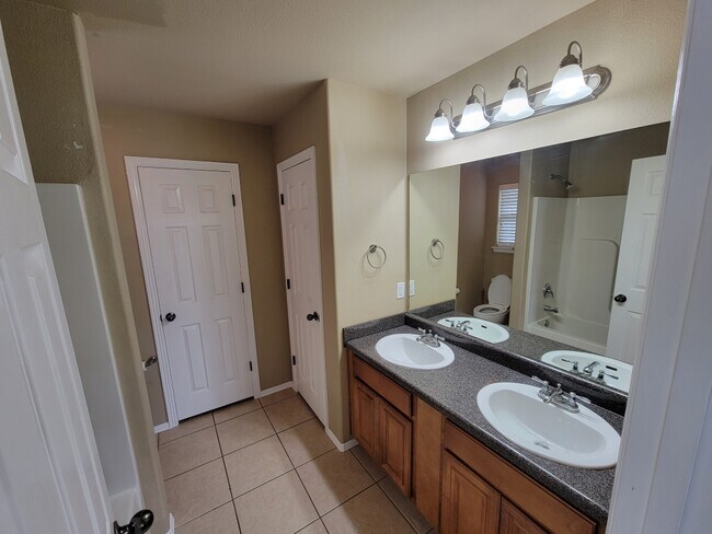 Building Photo - 1303 E Ken Leach Ct