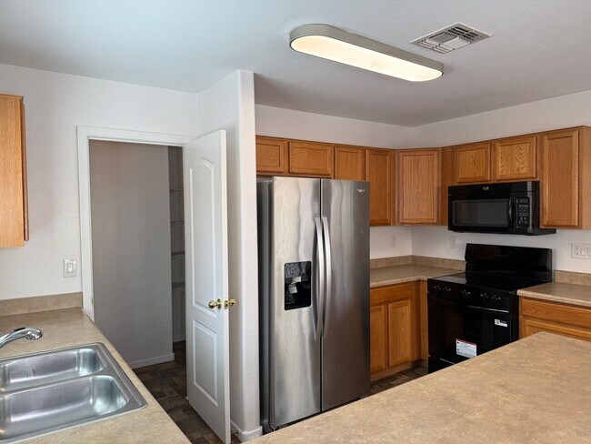 Building Photo - 5992 E Vega Ct