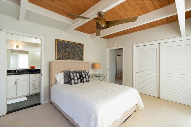 Building Photo - Enjoy Cool Breezes And Dazzling Views Of The Ocean Below At This Private, 4 Bedroom, 3.5 Bath Lan...