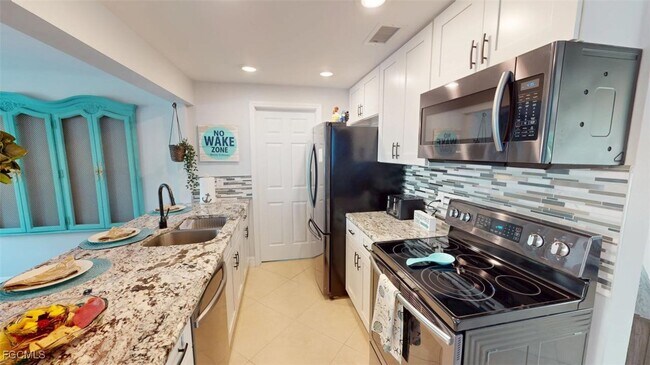 Building Photo - 560 E Valley Dr