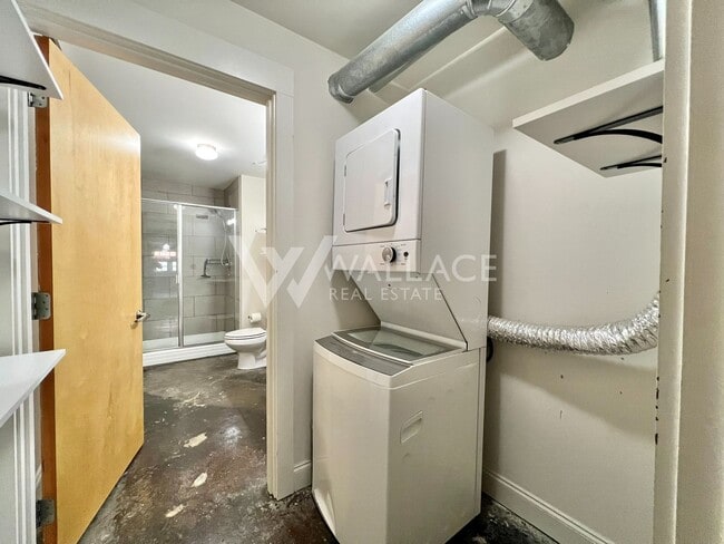 Building Photo - DOWNTOWN LIVING WITH PRIVATE GATED ENTRANCE 1 BEDROOM / 1 BATH