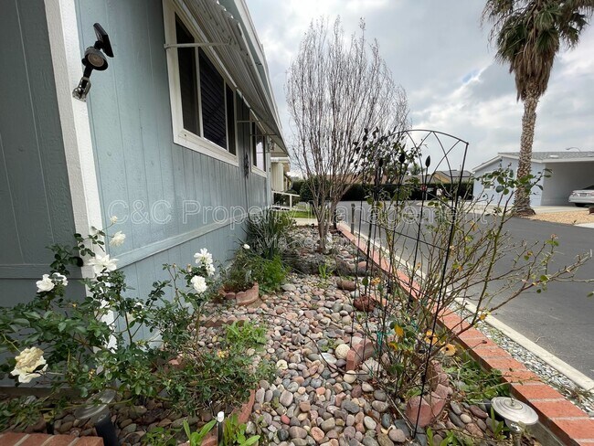 Building Photo - 21100 State St