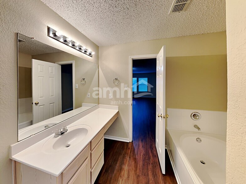 Building Photo - 316 Sunset Oak Dr