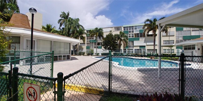 Building Photo - 1333 E Hallandale Beach Blvd