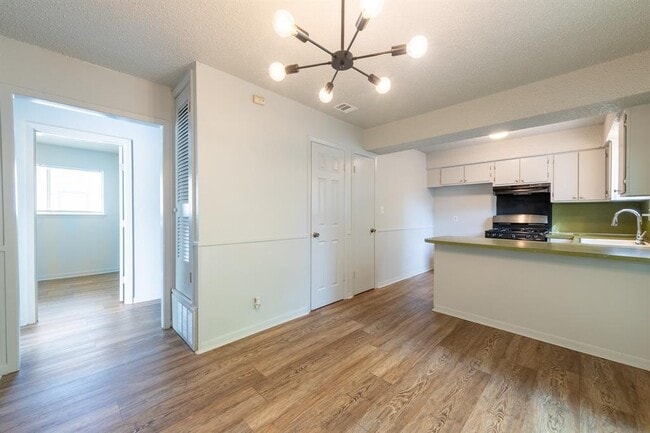 Building Photo - 5900 Glen Meadow Dr