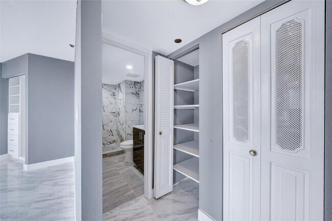 Building Photo - 1100 St Charles Pl