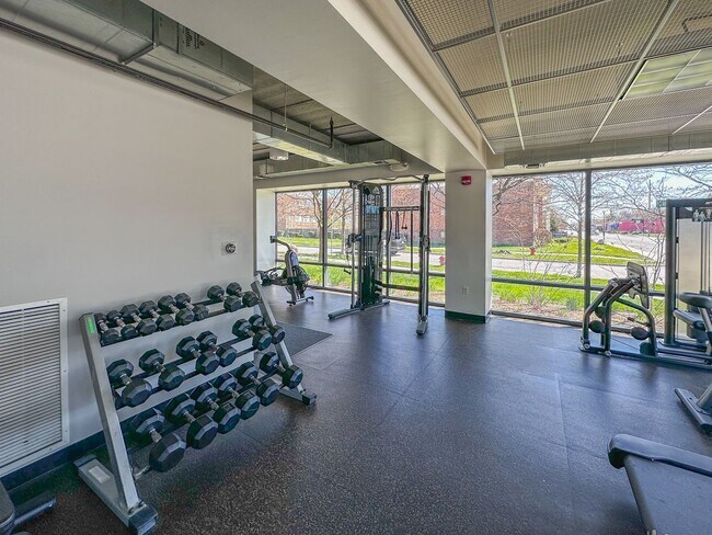 Building Photo - Luxury and Convenience in Royal Oak