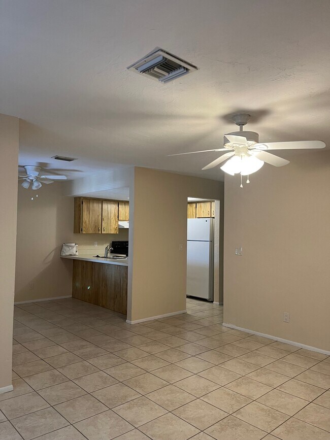 Building Photo - Lady Sara II