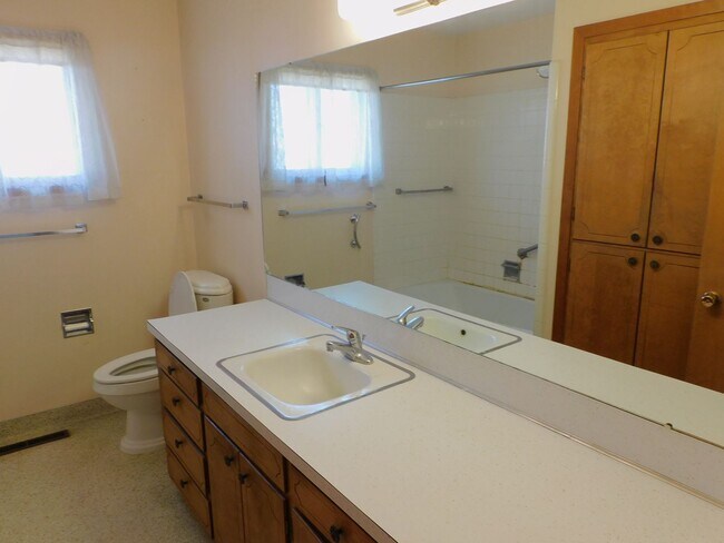 Building Photo - 3 Bedrooms, 2 baths, near schools and shopping