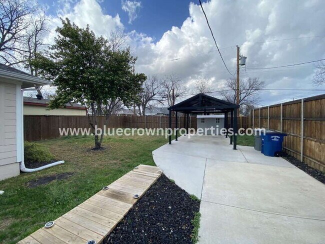 Building Photo - 1223 E Waco Ave