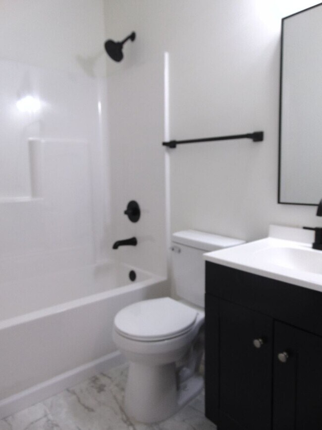 Building Photo - Newly Remodeled 4 Bed 2 Bath Duplex!