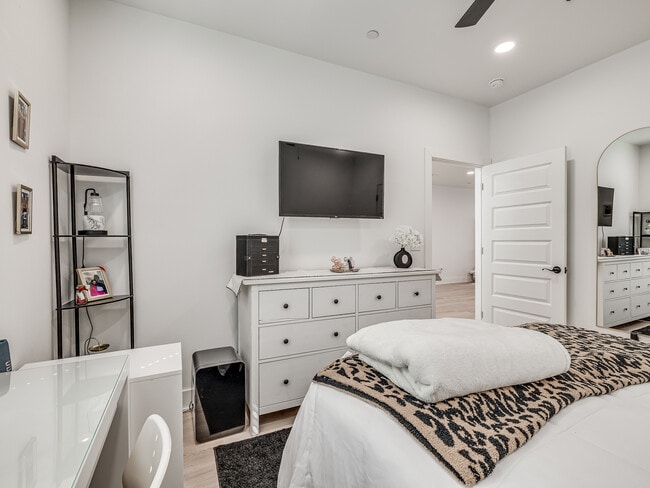 Building Photo - 1640 N Leverett Ave