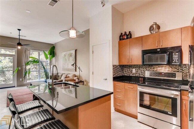 Building Photo - 560 Dutch Valley Rd NE