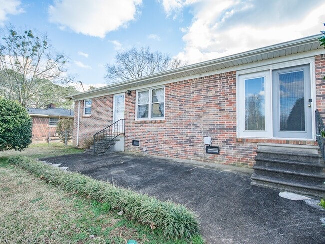 Building Photo - Great location near downtown Athens! Lawn Care included, new LVP flooring! Fenced yard!