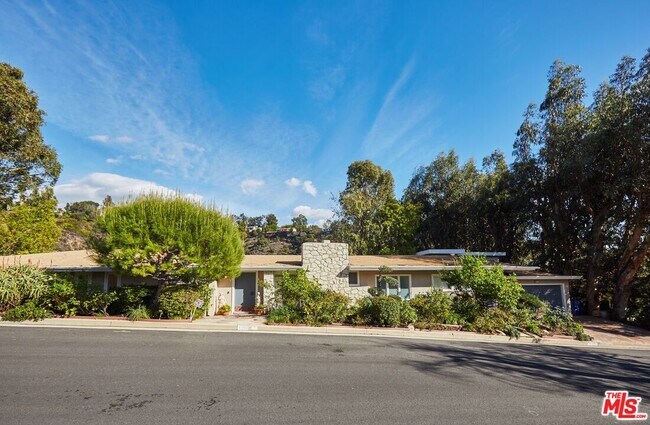 Primary Photo - 1104 Casiano Rd