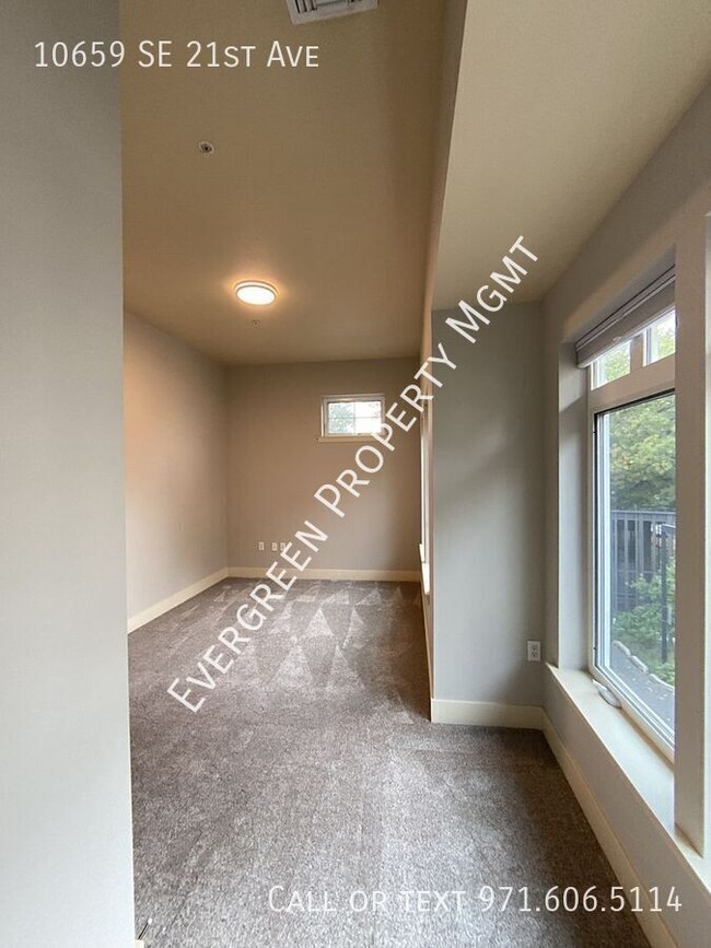 Building Photo - Conveniently Located Townhome With Bonus O...