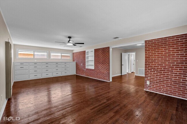 Building Photo - 822 E River Rd