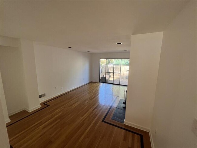 Building Photo - 332 Hailman St