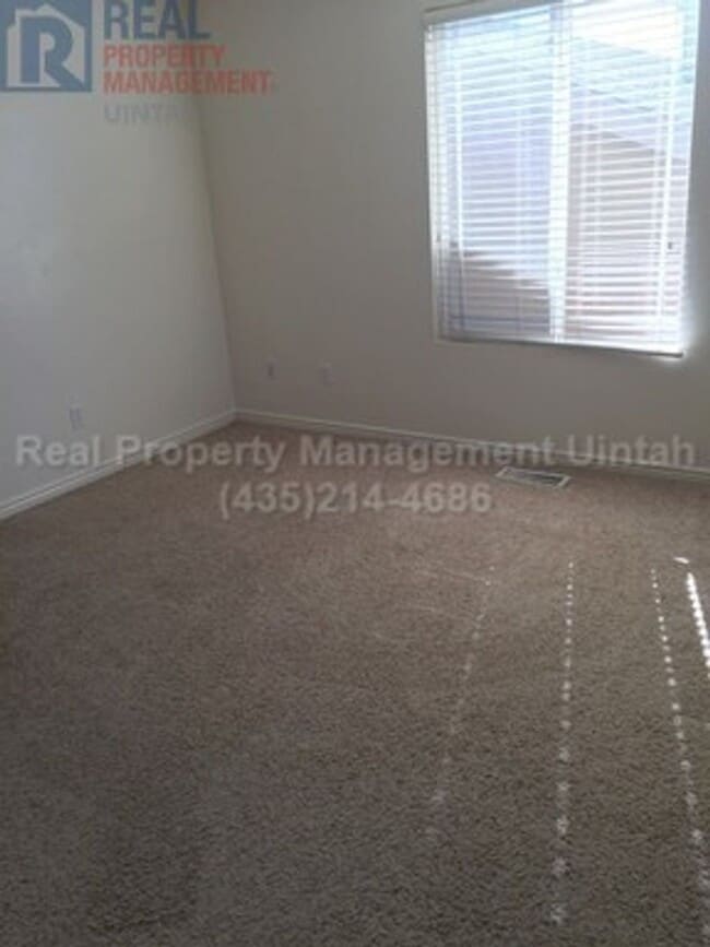 Building Photo - 3 Bed 2.5 Bath Townhome in Split Mountain.