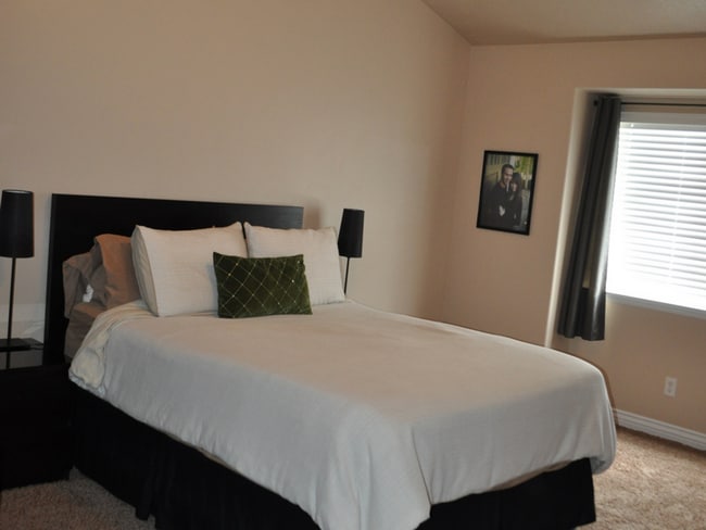 Building Photo - Spacious Pleasant Grove Townhome