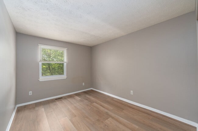 Building Photo - 27 Sylvan Park Ct