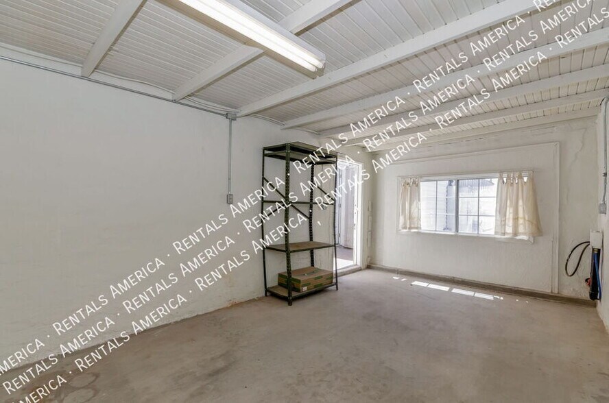 Building Photo - 1119 E Silver St