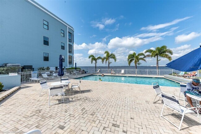 Building Photo - 1750 Jamaica Way