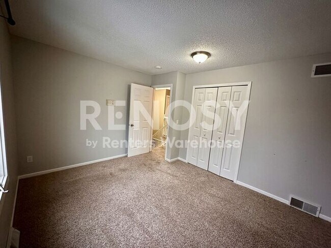 Building Photo - 5 Bedroom 3 Bathroom Single Family Home in Burnsville