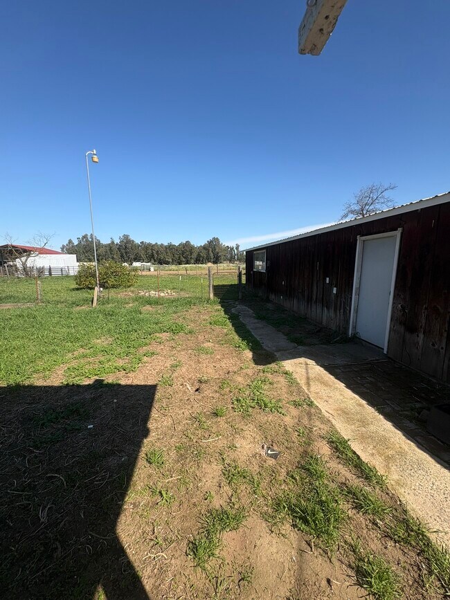 Building Photo - 6832 E Harvey Ave