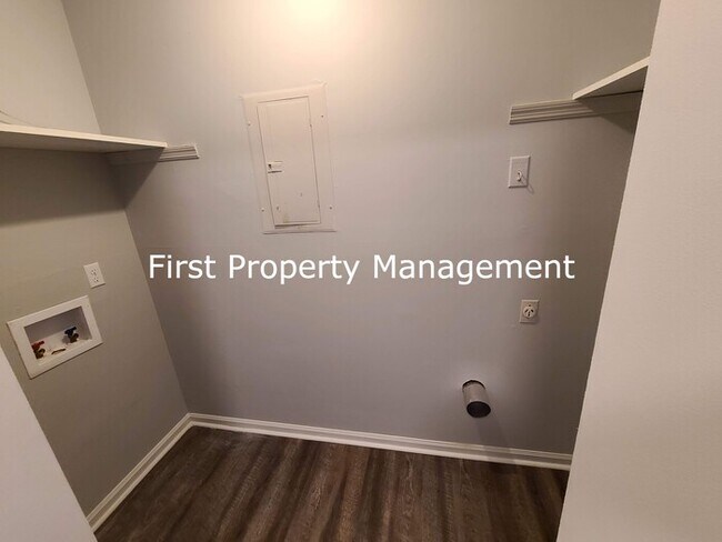 Building Photo - Remodeled - East Ridge Townhouse