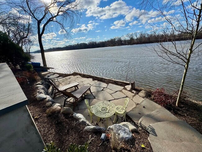 Building Photo - 54 River Dr