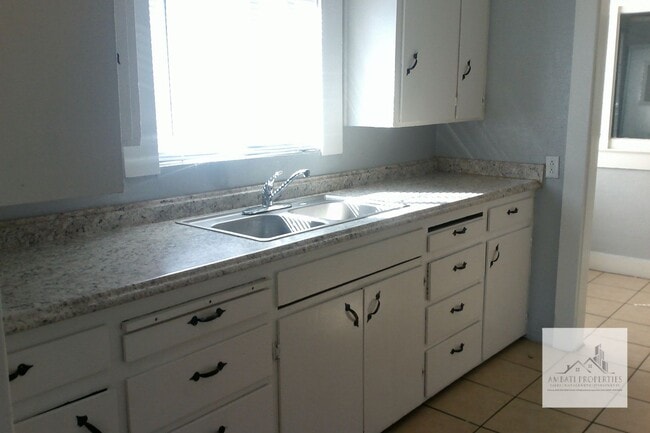 Building Photo - Cute Traditional. 3 Bedroom 1 bath home in Tower District.