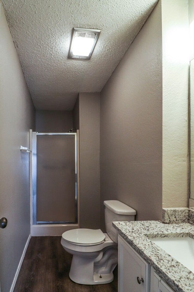 Building Photo - Cozy & Updated