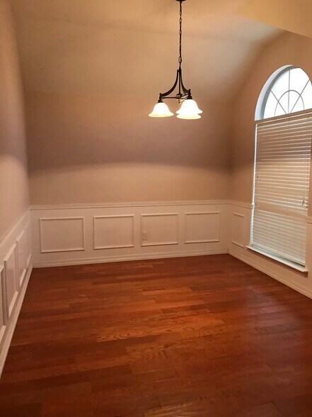 Building Photo - 8200 Kings Ridge Rd
