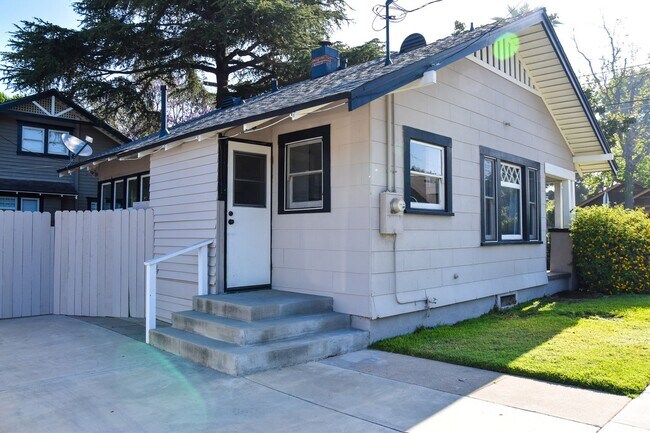 Building Photo - Grand (384-394) South