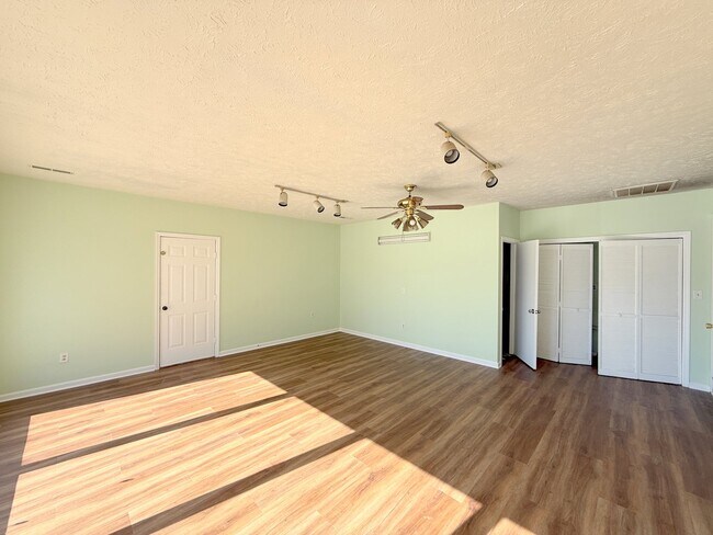 Building Photo - 158 Lewis Ln