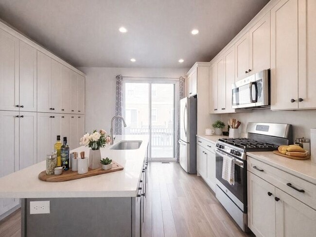 Building Photo - Stunning and Spacious 3BR 3BA Townhouse w/ Quartz Kitchen + Garage Parking + Modern Finishes in E...