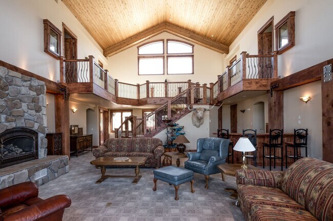 Building Photo - Private Hillside Ranch Home Available Wint...