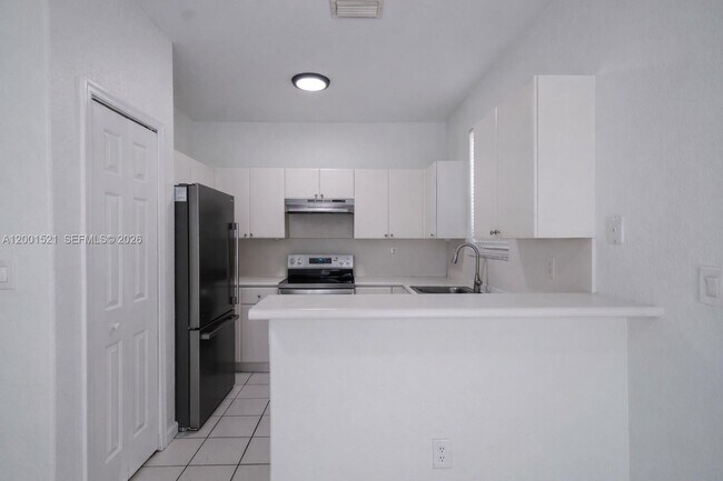 Building Photo - 1441 SE 24th Ct