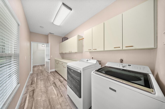 Building Photo - 7903 Plantation Lakes Dr