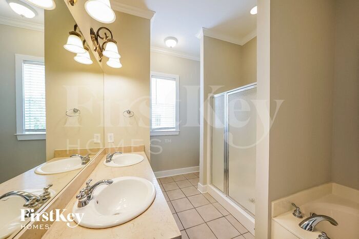 Building Photo - 4657 Nicholas Dr