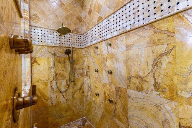 Building Photo - 4/3 Stunning Waterfront home in the heart of Clearwater Beach!