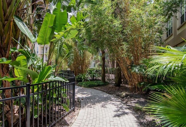 Building Photo - 504 S Armenia Ave