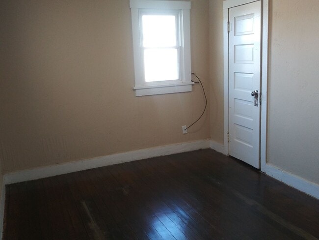 Building Photo - Large 2 bed 1 bath