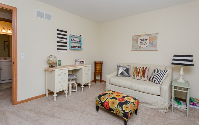 Building Photo - Large 4 bedroom with office space, Springf...