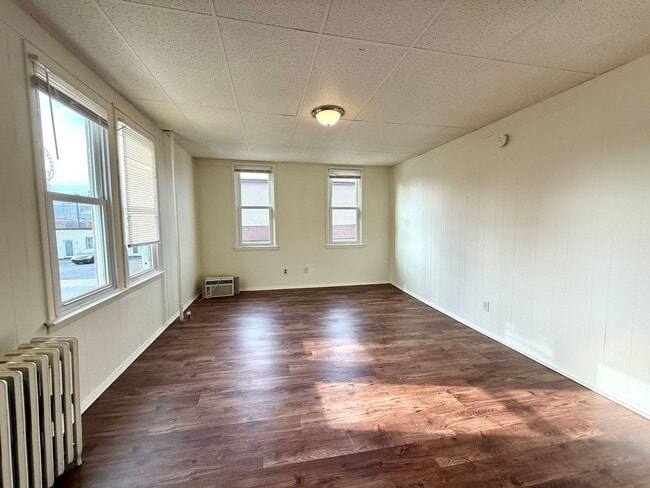 Building Photo - 305 S Front St