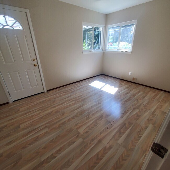 Building Photo - *MOVE IN SPECIAL* Single Story Pleasant Hi...