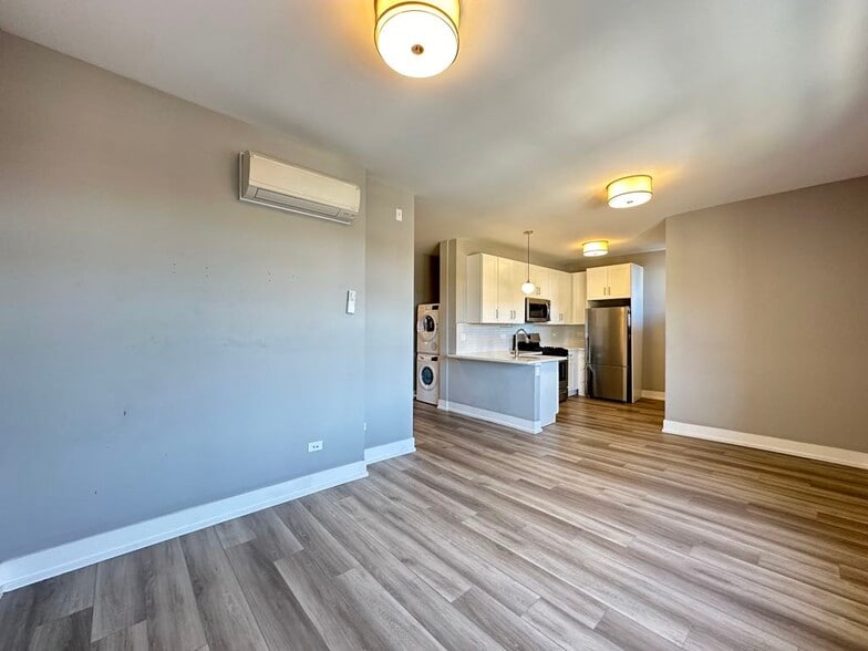 Building Photo - 3934 N Janssen Ave