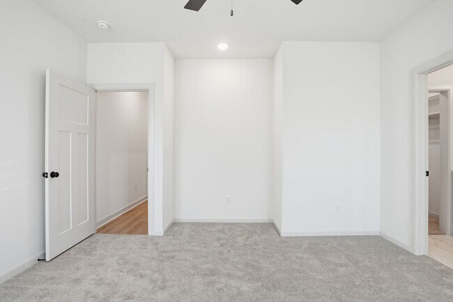 Building Photo - 3 Bed | 2 Bath Luxury Duplex